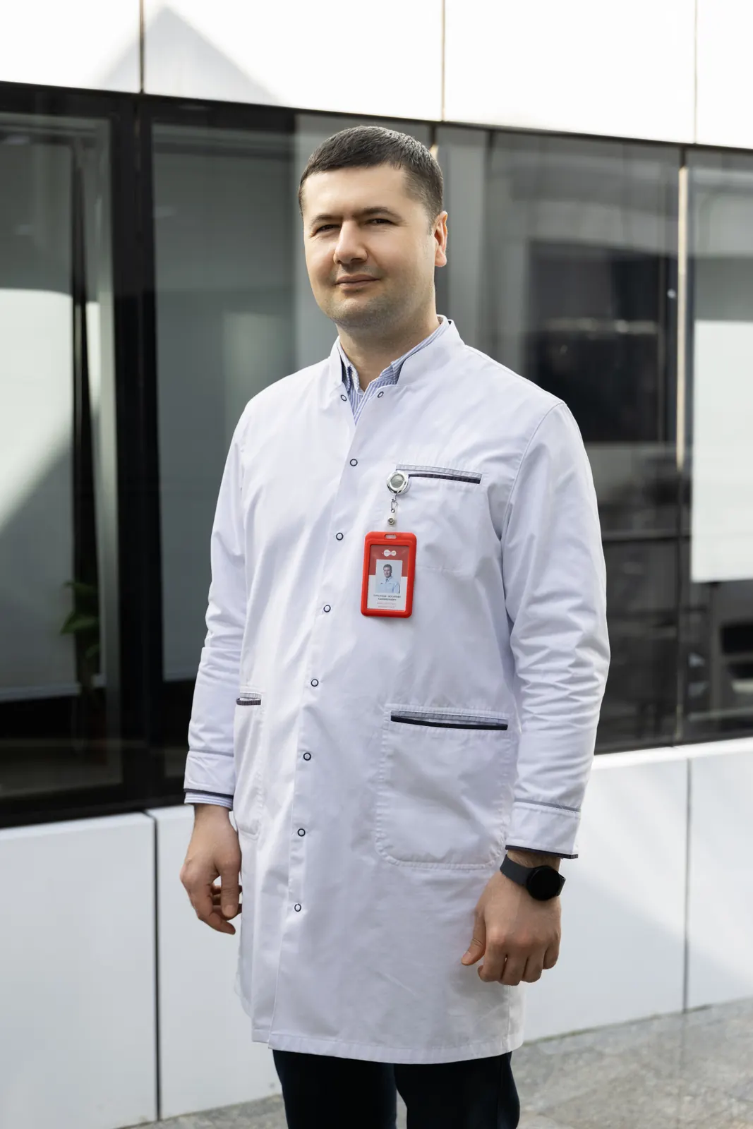 Dr. Vositbek Tursunov AKFA Medline klinikasi oldida